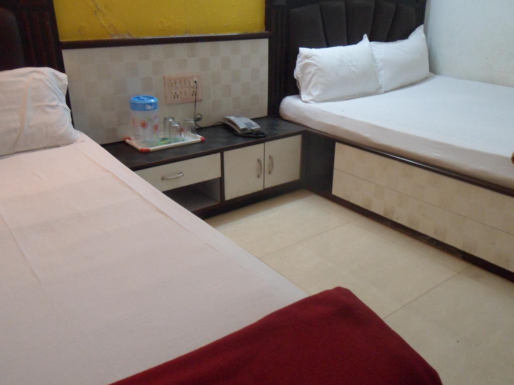 Hotel Happyland Мумбаи Номер фото