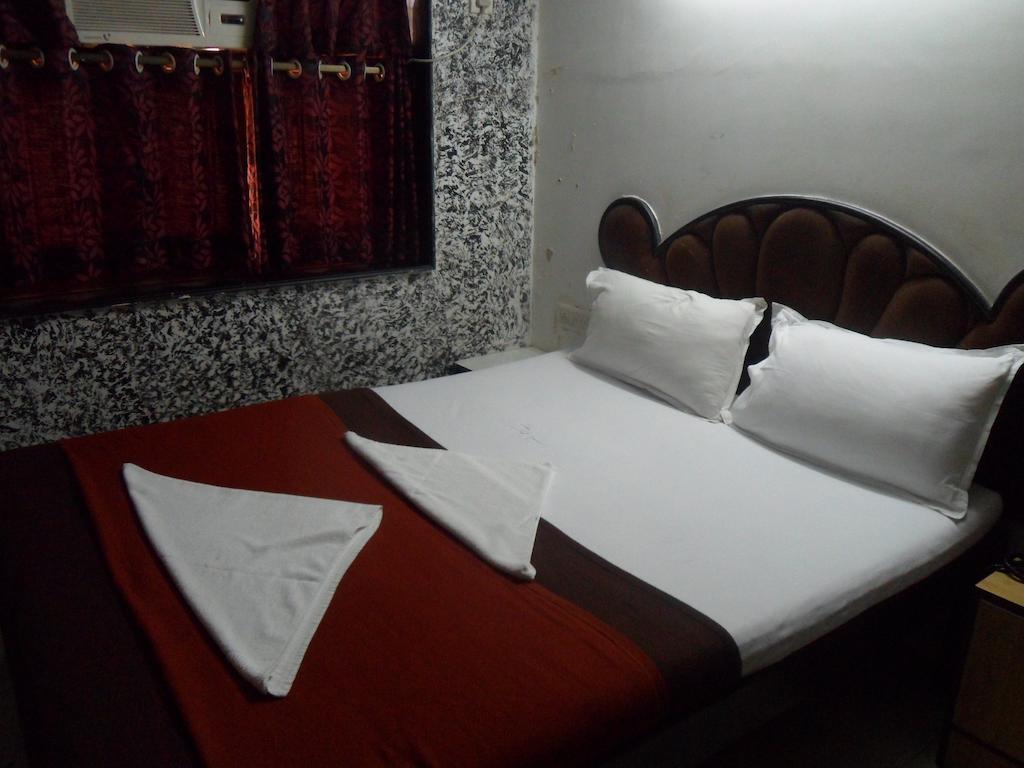 Hotel Happyland Мумбаи Номер фото