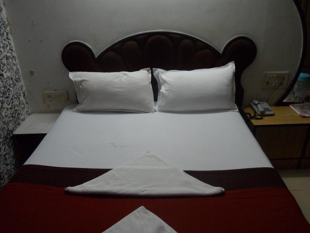Hotel Happyland Мумбаи Номер фото