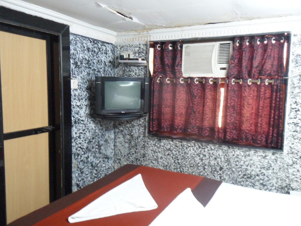 Hotel Happyland Мумбаи Экстерьер фото