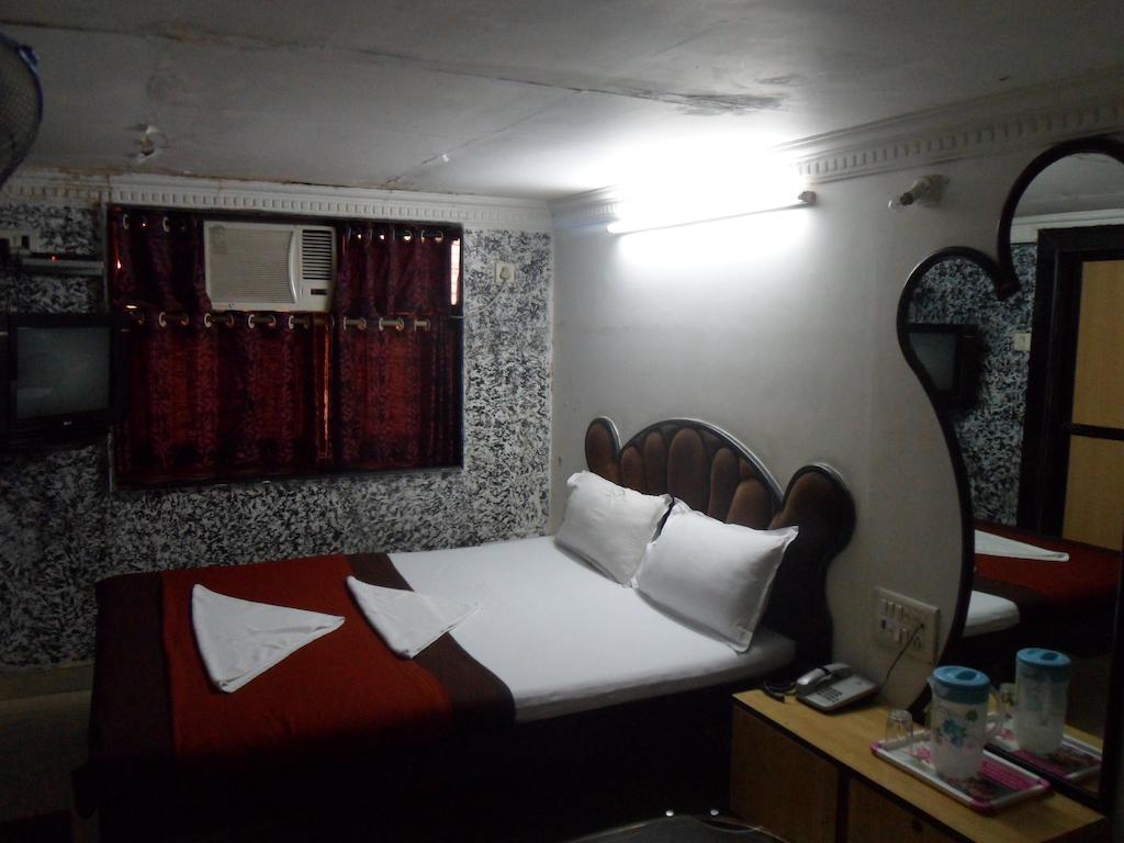 Hotel Happyland Мумбаи Экстерьер фото