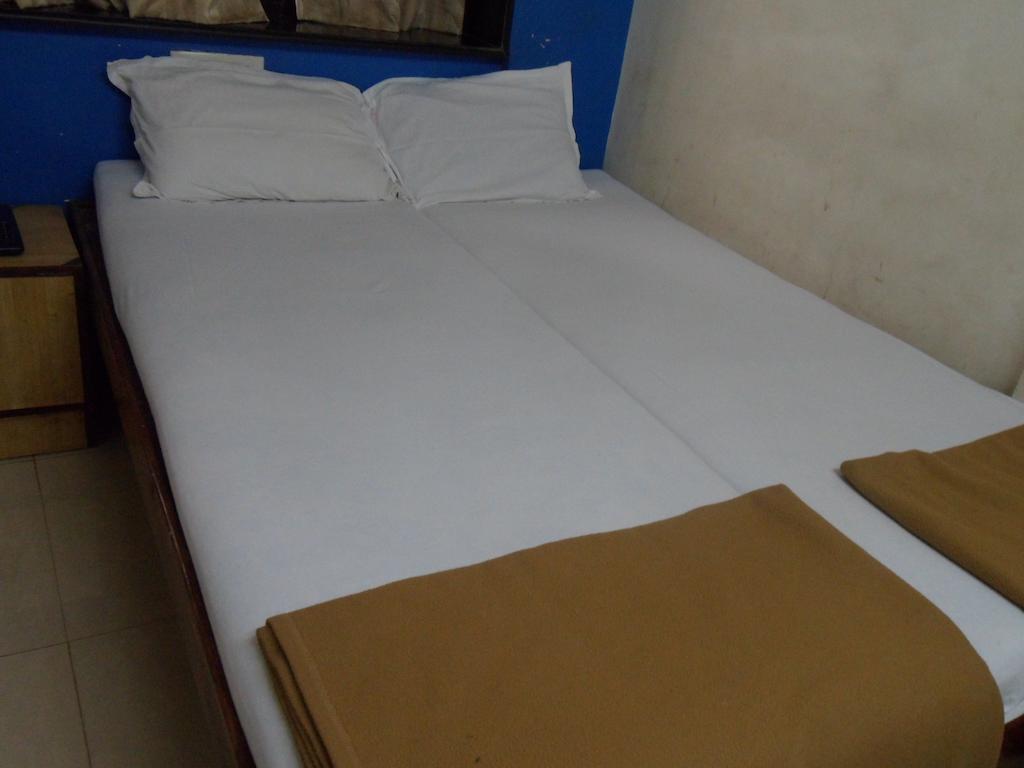 Hotel Happyland Мумбаи Номер фото