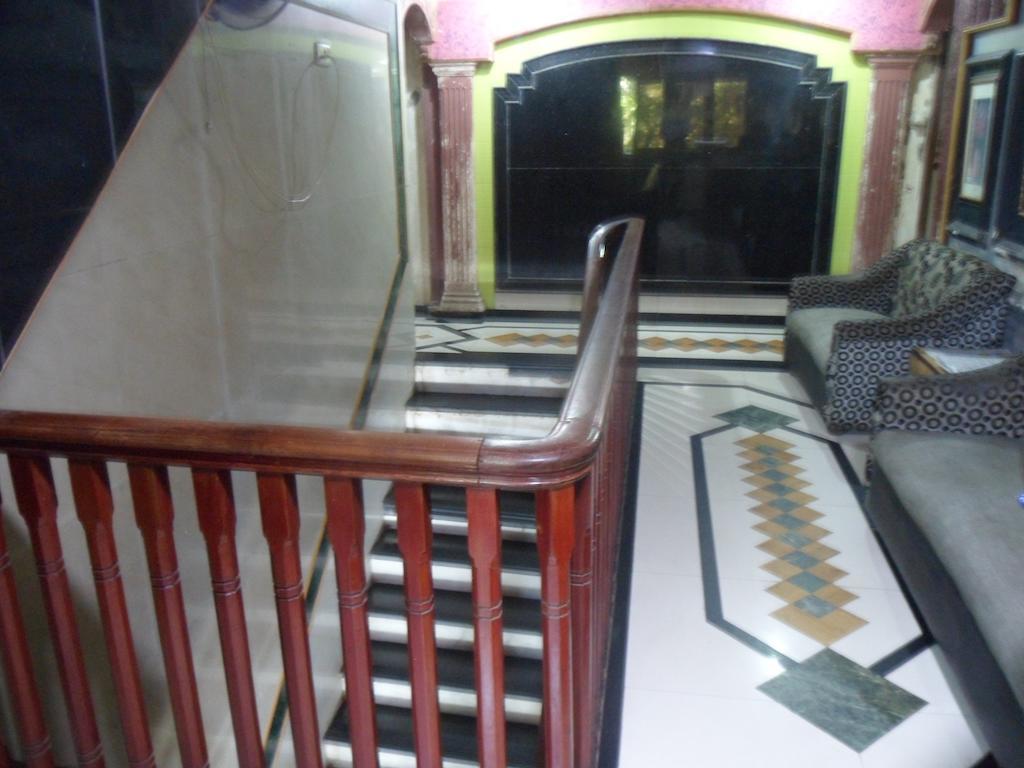 Hotel Happyland Мумбаи Экстерьер фото
