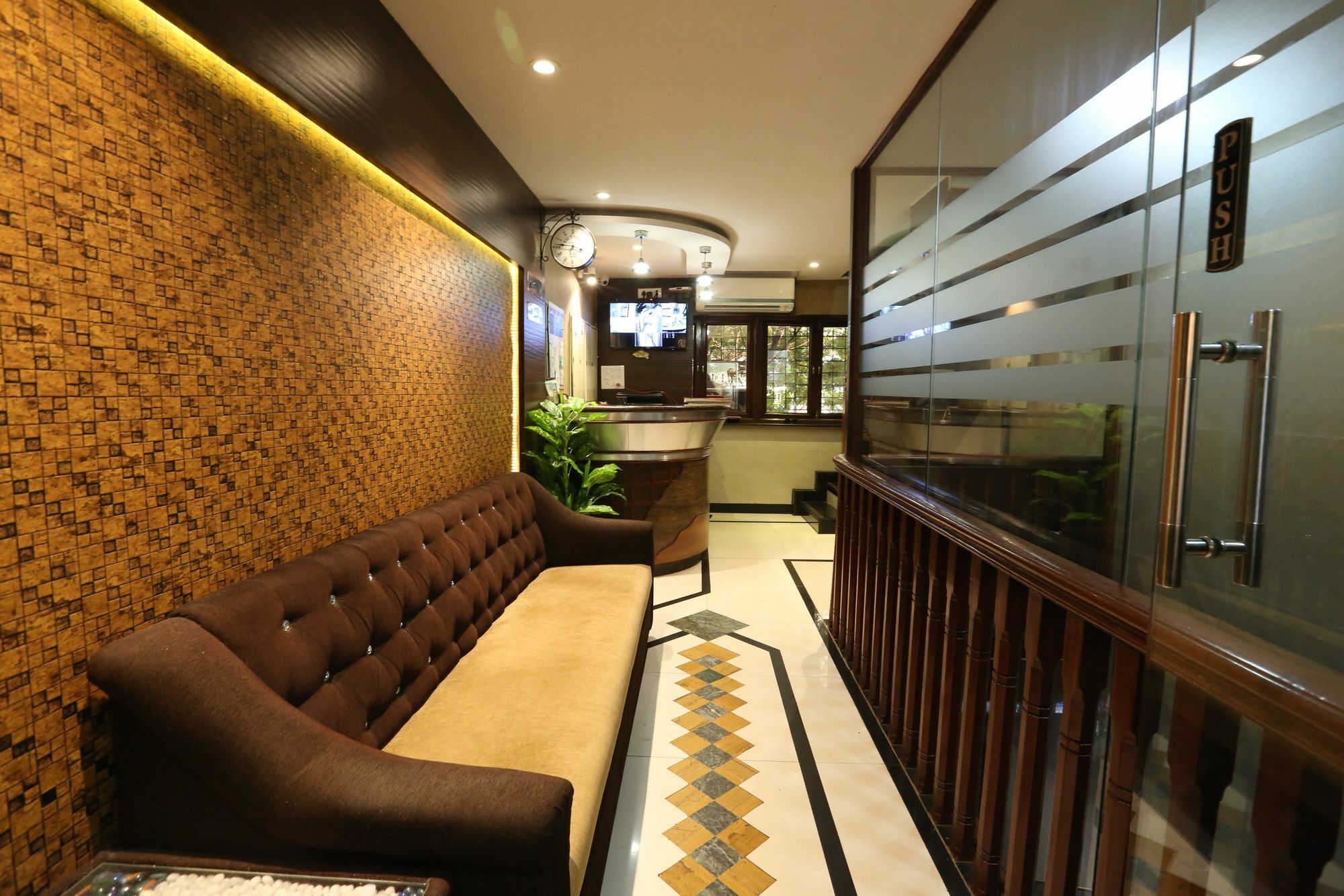 Hotel Happyland Мумбаи Экстерьер фото