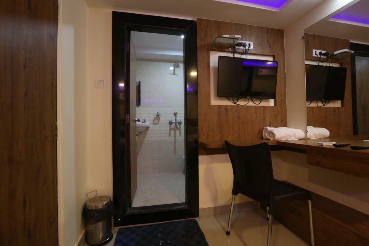 Hotel Happyland Мумбаи Экстерьер фото