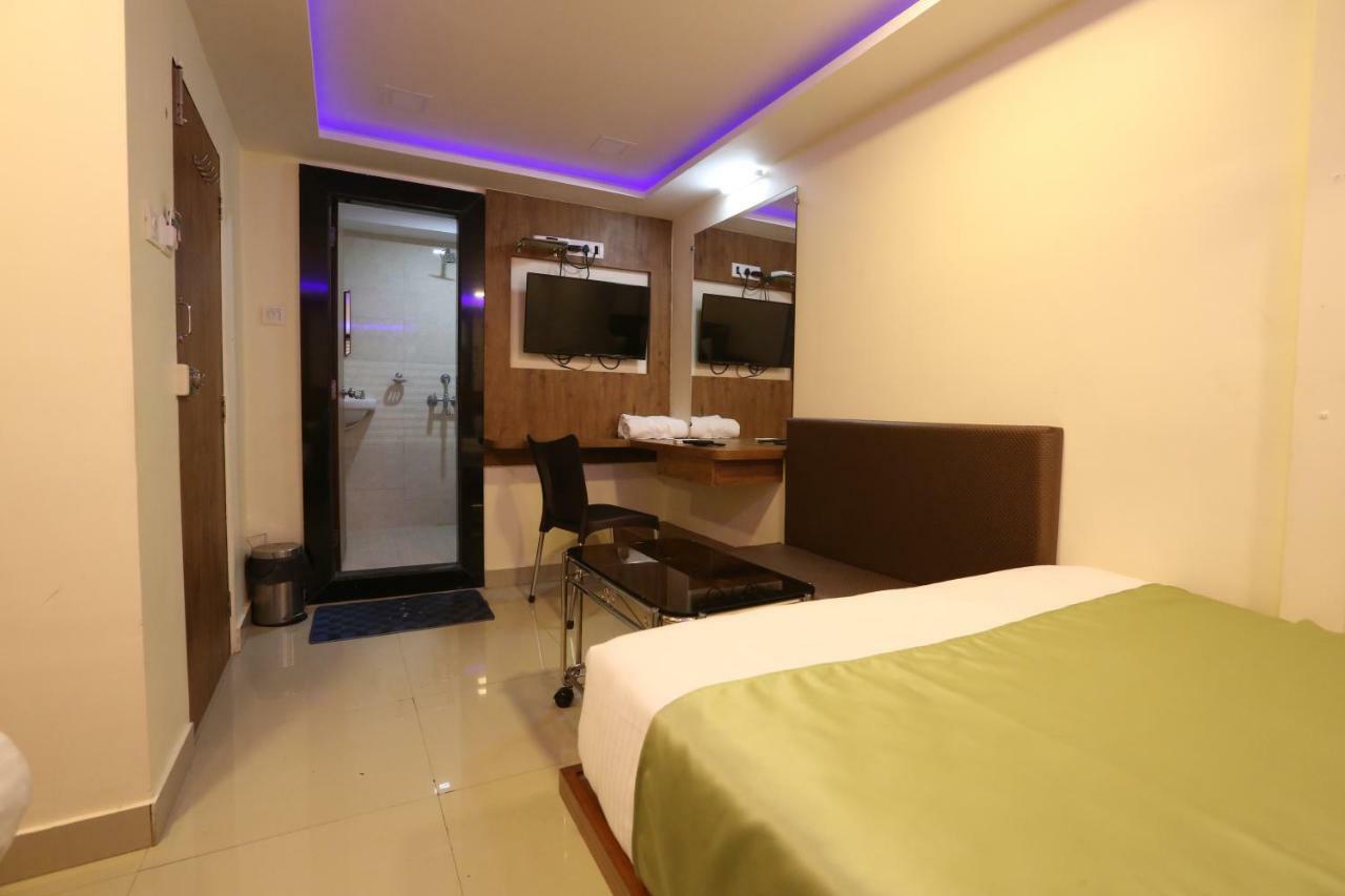 Hotel Happyland Мумбаи Экстерьер фото