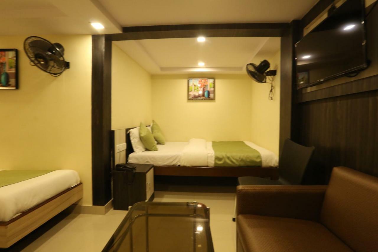 Hotel Happyland Мумбаи Экстерьер фото