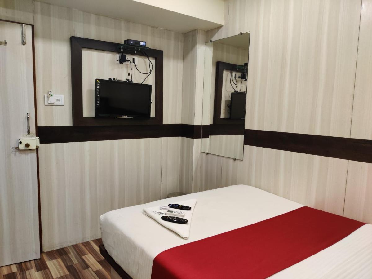 Hotel Happyland Мумбаи Экстерьер фото